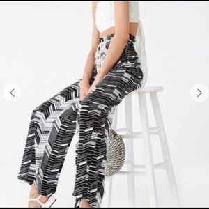 NWT Forever 21 Black & White Chevron Pants